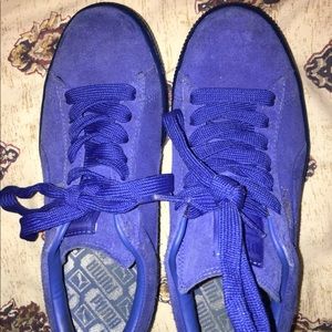 Suede pumas